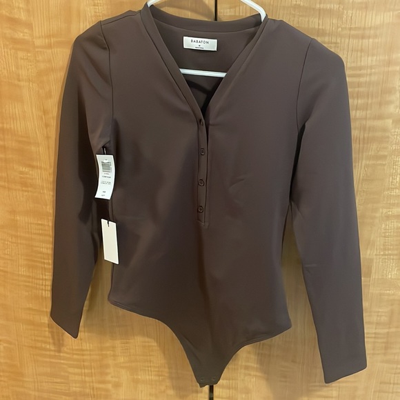 Aritzia Babaton Contour Henley Longsleeve V-neck bodysuit Coffee Bean Size small - Picture 5 of 5